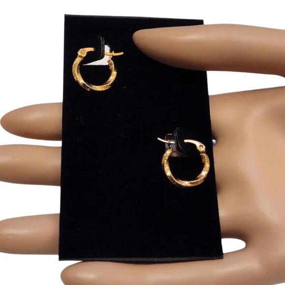 Twisted Ribbed 5/8 Inch Hoop Pierced Post Small Earrings Gold Tone Thick Round - Picture 1 of 3